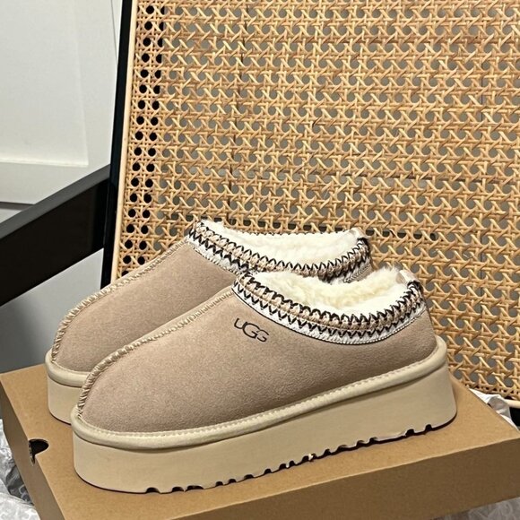 UGG Shoes - UGG Brown slippers